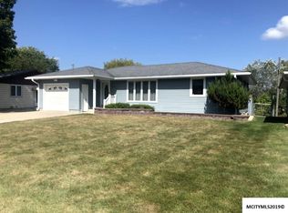 102 Sunny Cir, Mason City, IA 50401