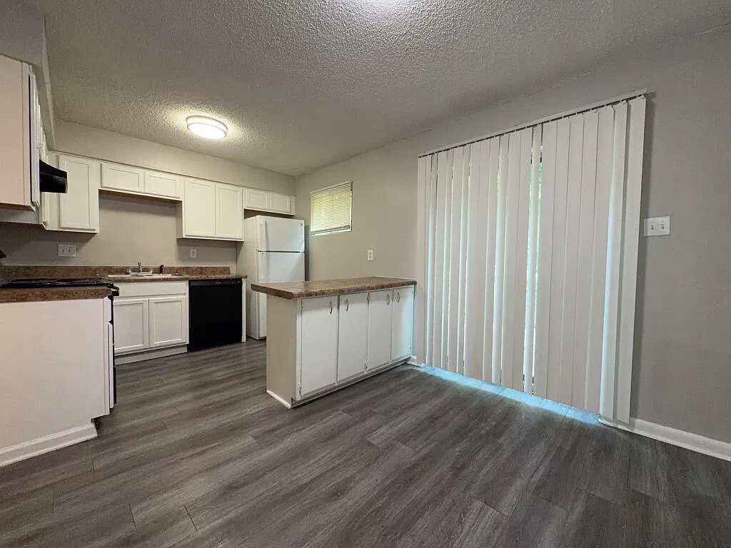 2 bed, 1.5 bath, 1054 sqft, $895 — Photo 4