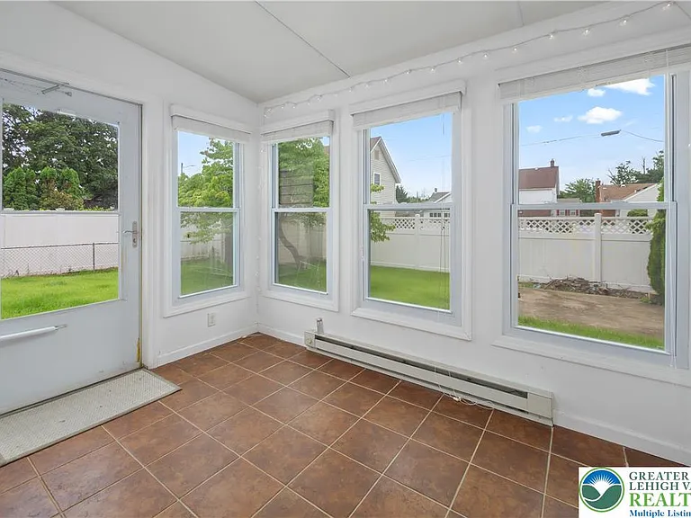 1527 Shipman St — Photo 8