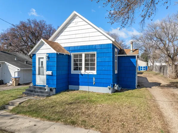 911 10th St NW, Minot, ND 58703