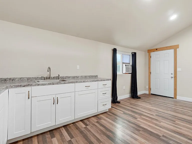 910 N Kaweah St — Photo 13