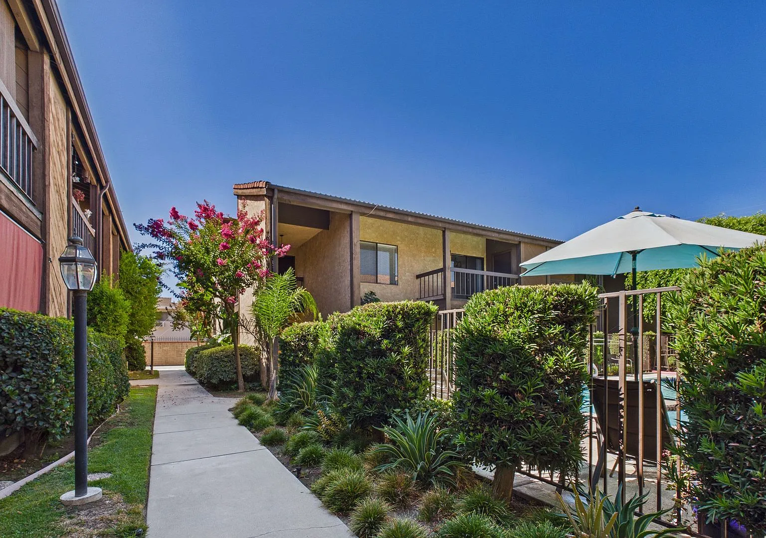 Spacious Condo - 2BR/2BA with In-Unit Laundry, Central A/C, Pool & 2 Parking Spaces - Duarte — Photo 4