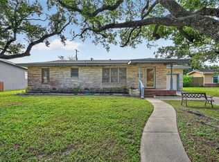 360 Woodlawn St, Sinton, TX 78387