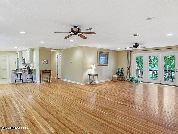 4th image of 137 Lakeview Dr