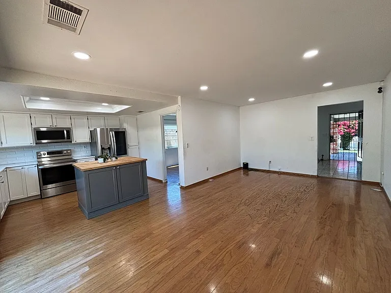 2102 California Dr — Photo 17