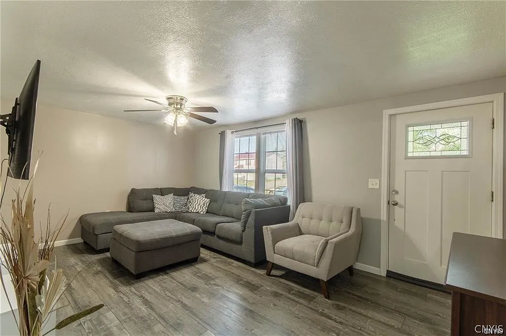 3 bed, 1.0 bath, 1008 sqft, $1,650 — Photo 4