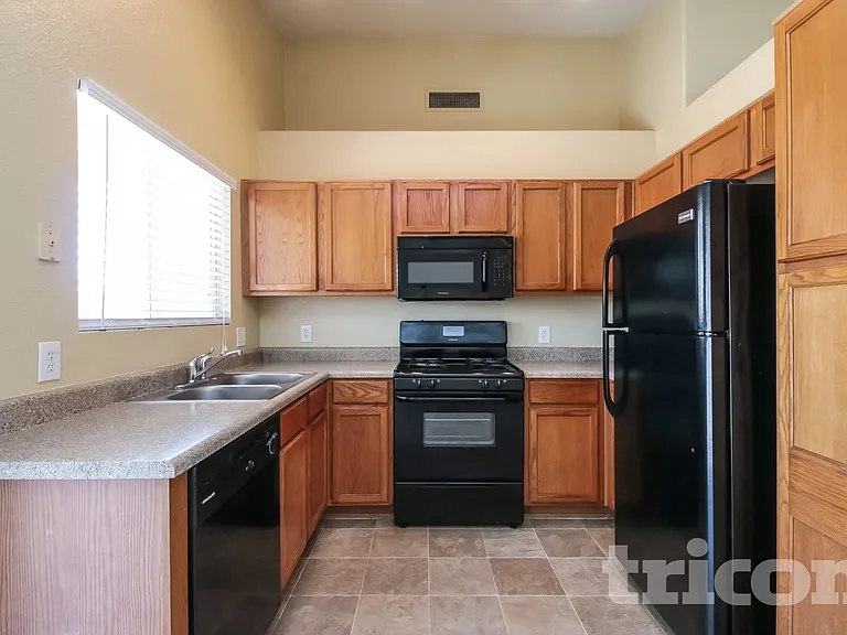 16169 W Buchanan St — Photo 5