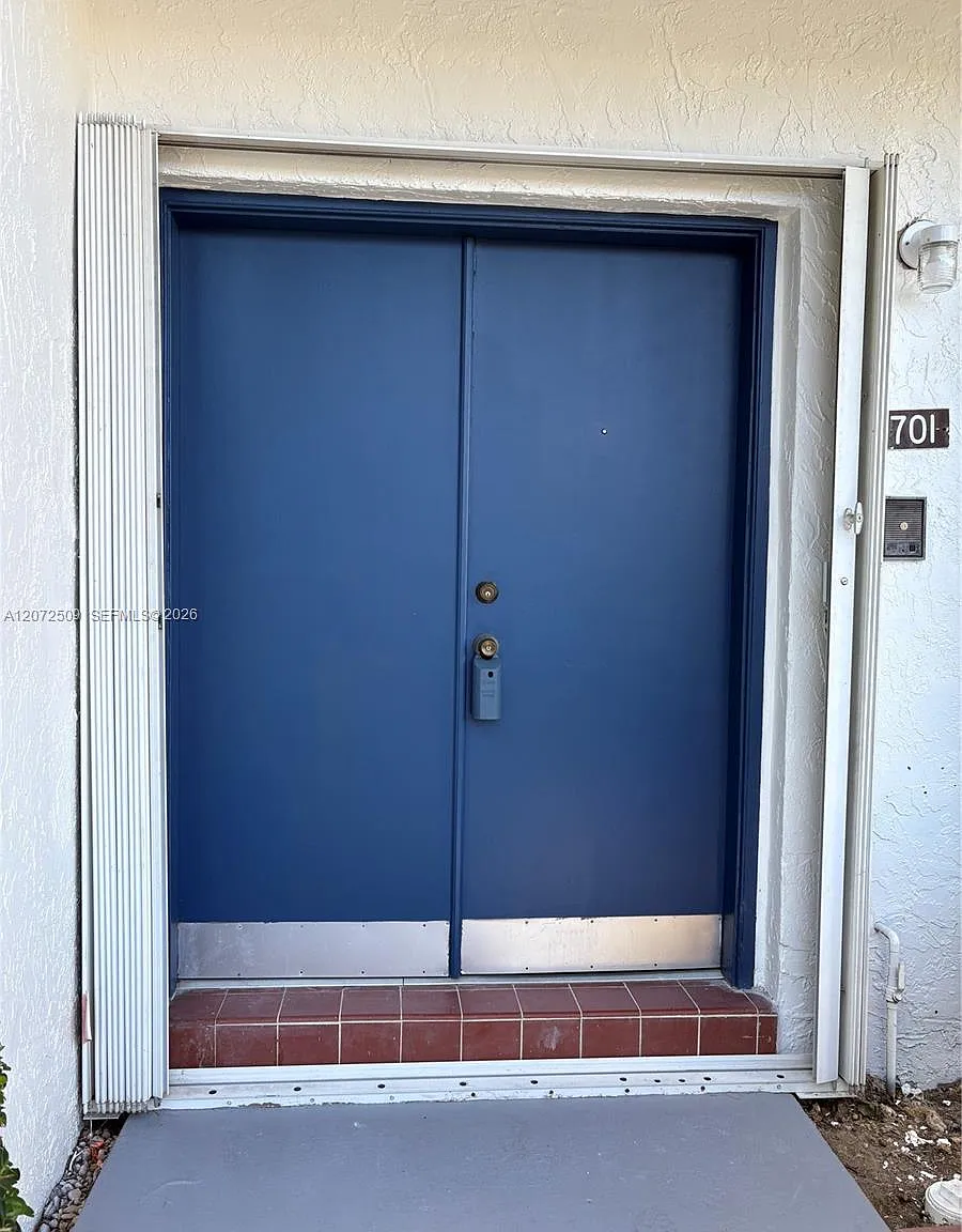Heritage Square Condo — Photo 4