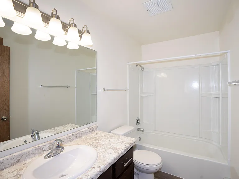 Fargo, ND Country Club Apartments | 21B | Bathroom