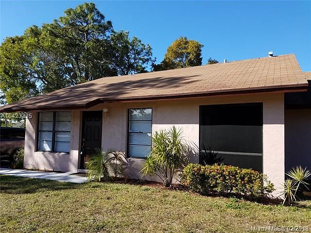Charming 2 BR/2 BA villa style condo in convenient location.