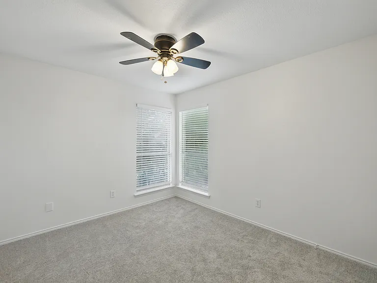 916 Sugarberry Ln — Photo 23