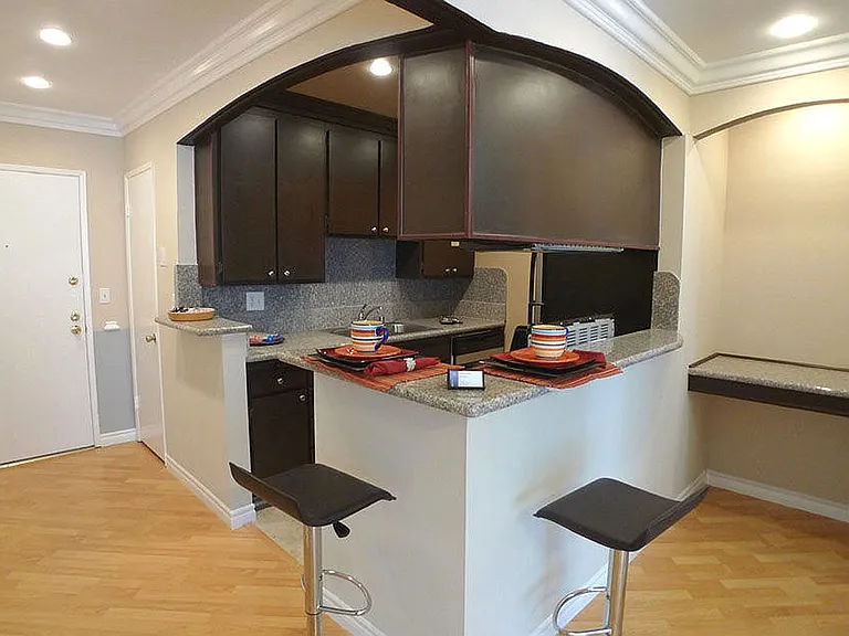 Alhambra @ Studio City Apts. — Photo 36