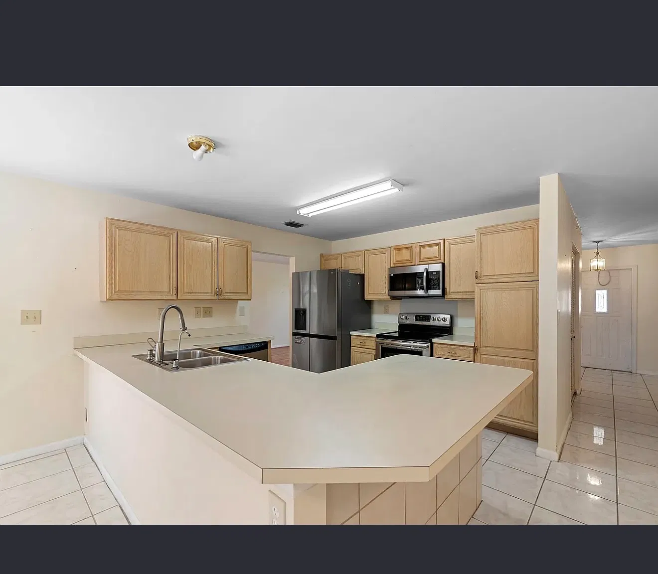 3 bed, 2350 sqft, $3,900 — Photo 2