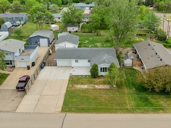 2nd image of 204 2nd St NE