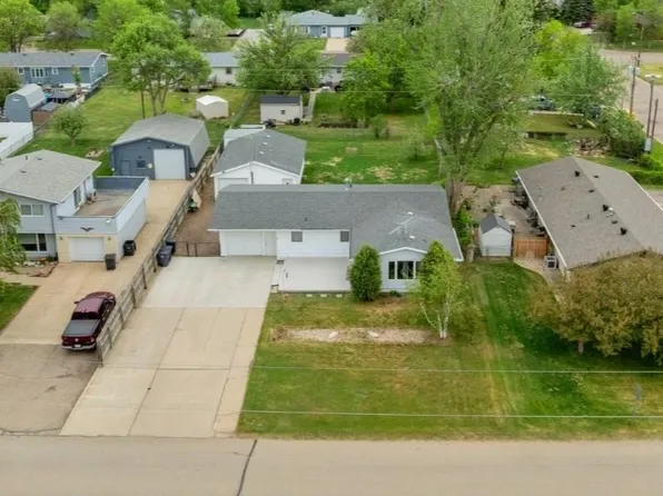 204 2nd St NE, Surrey, ND 58785
