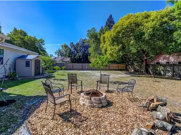 707 N Lockwood Ridge Rd — Photo 2