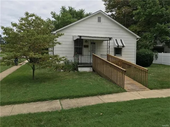 103 E 2nd St, Trenton, IL 62293