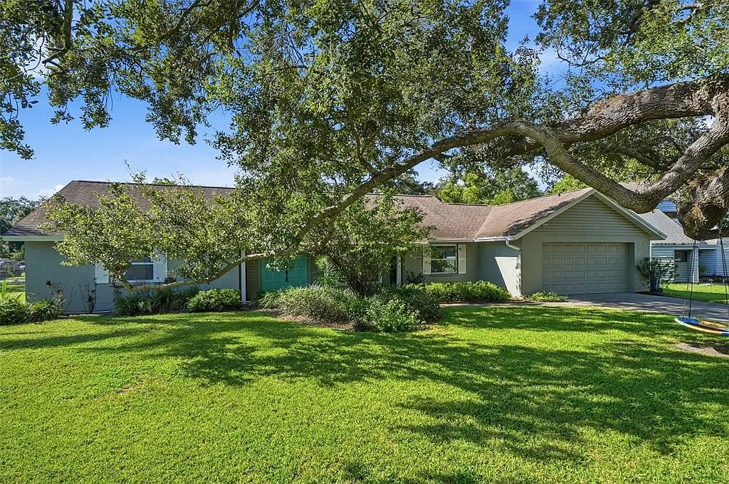 5 bed, 2.5 bath, 2600 sqft, $4,900 — Photo 2