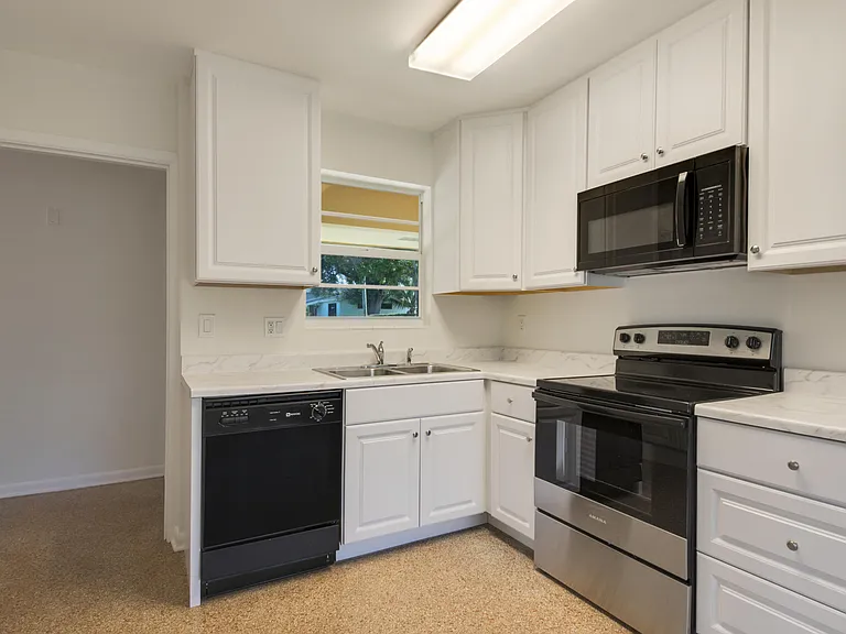 2022 Collier Ave — Photo 10