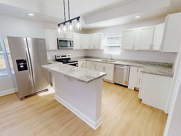 4th image of 110 Ely St