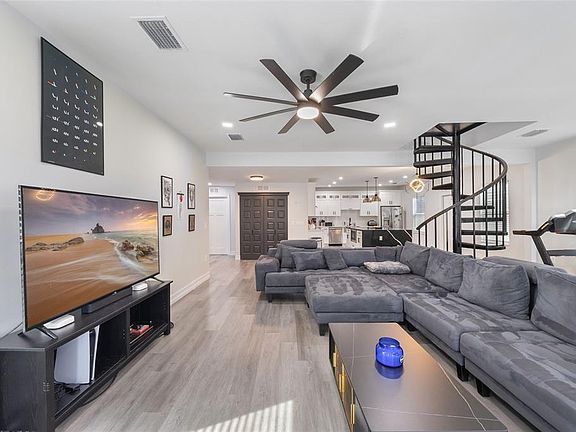 4th image of 914 E North Bay St