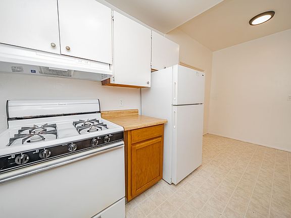 3rd image of 2867 Macarthur Blvd #2