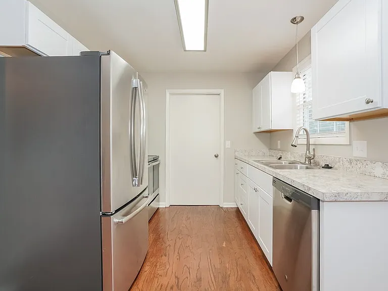 581 Woodcrest Dr — Photo 7