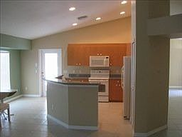 4th image of 2120 Della Dr