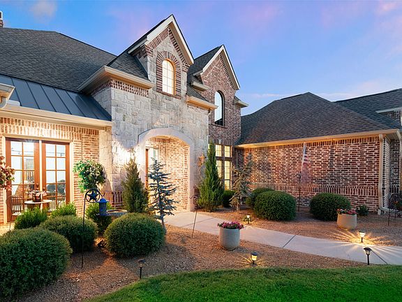 2nd image of 2000 Fair Oaks Ln