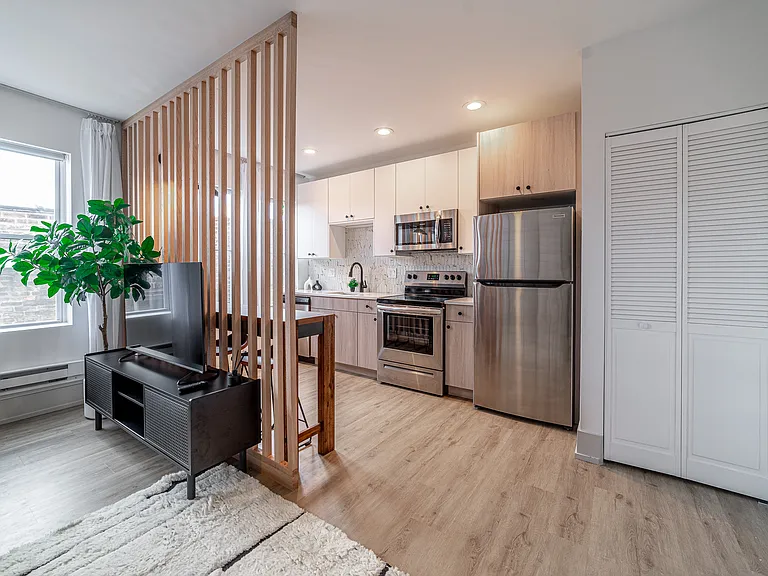 3546 N Southport Ave #204 — Photo 4