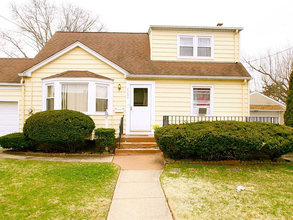 1st image of 2204 6th St