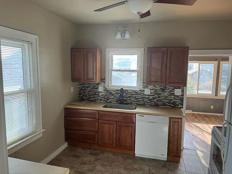 1507 Whitener St — Photo 4