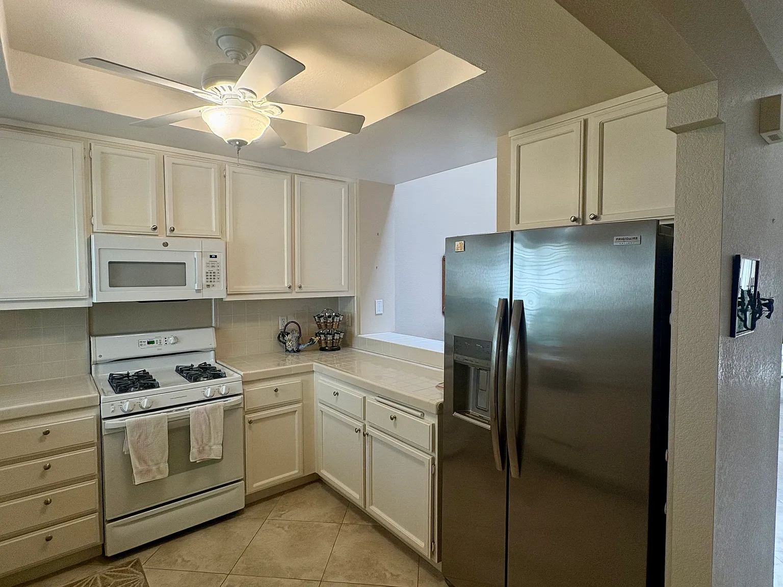 2 bed, 2.5 bath, 1429 sqft, $3,900 — Photo 3