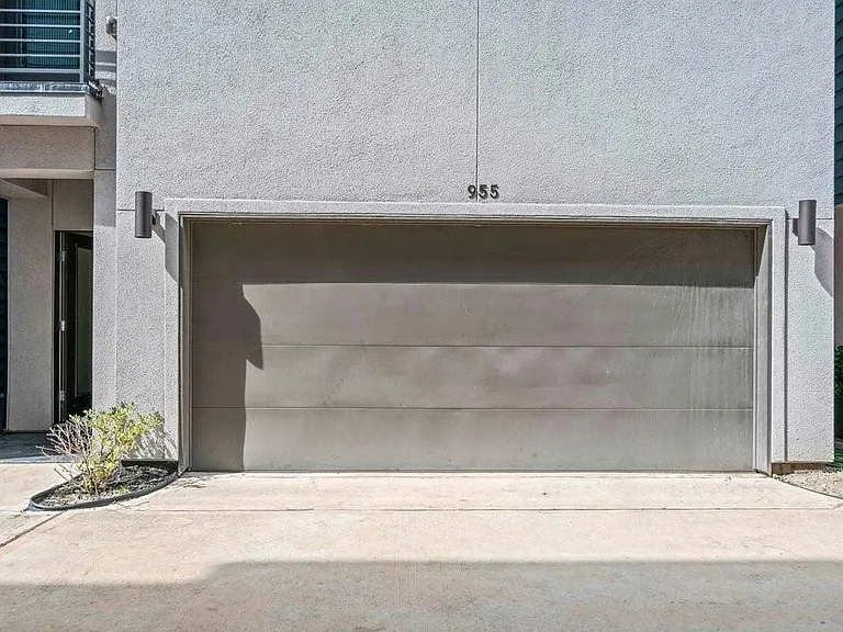 955 Saint Augustine St — Photo 30