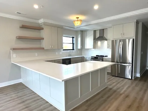 117 W Wisconsin Ave, Pewaukee, WI 53072