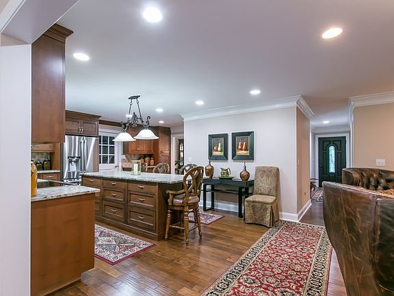 4th image of 424 Valley Dr