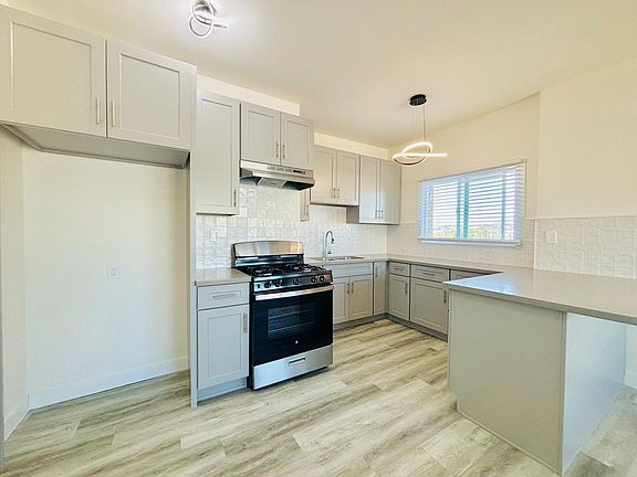 4th image of 147 S Normandie Ave APT 401