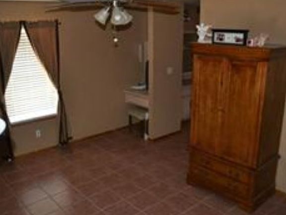Master BR w/ large walkin closet, bathroom
