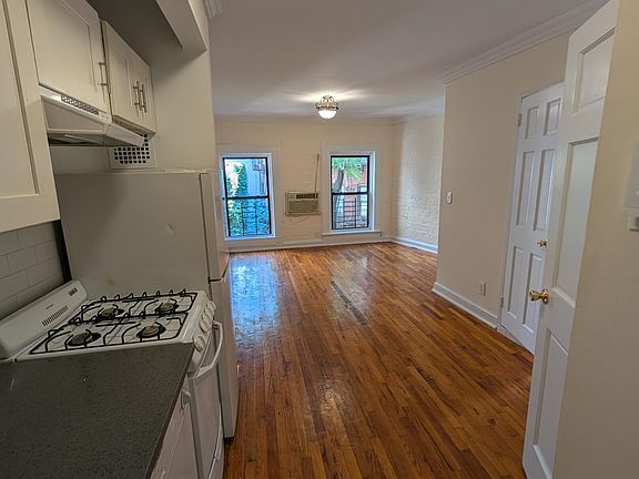 3rd image of 70 Barrow St APT 4R