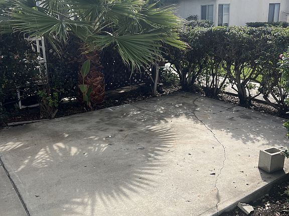 4th image of 936 S Pacific St