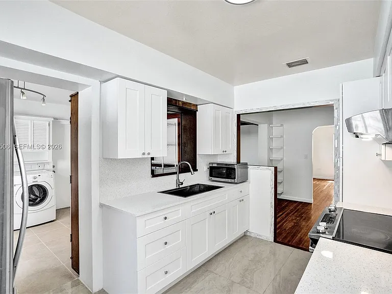 2420 SW 16th St — Photo 11