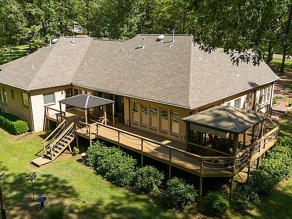 3rd image of 615 Stewart Rd