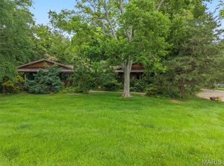 16 Meadowbrook Country Club Est, Ballwin, MO 63011