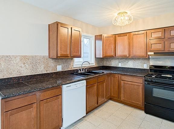 3rd image of 755 Archwood Dr