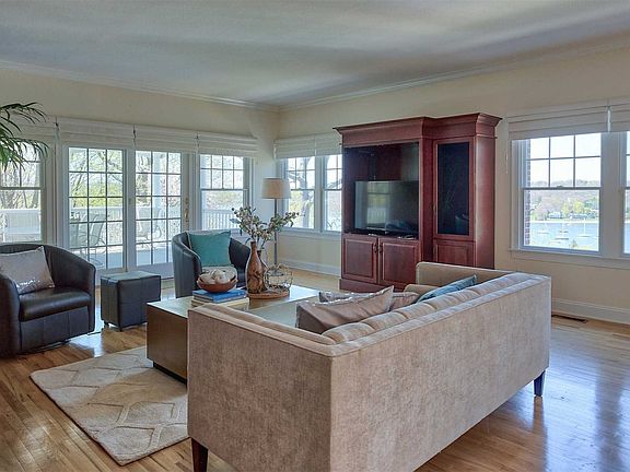 4th image of 8 Carll Ct