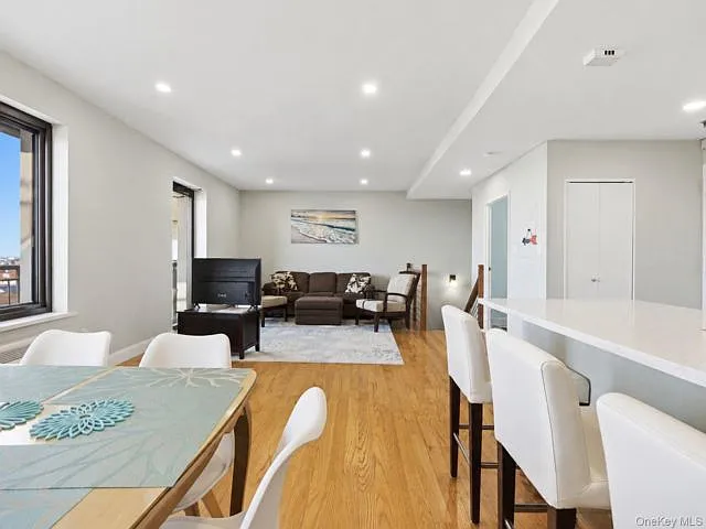 2 bed, 3.0 bath, 1100 sqft, $3,400 — Photo 4
