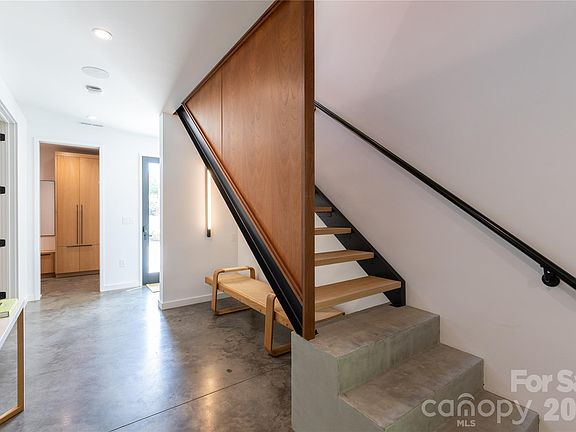 3rd image of 812 Herrin Ave
