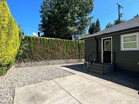3rd image of 7869-7879 SE Milwaukie Ave #7869