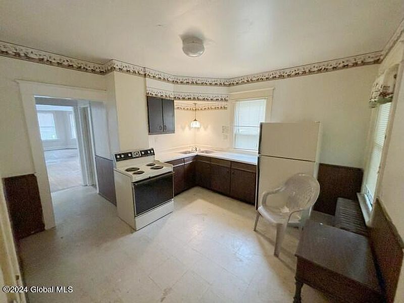 4th image of 1050 Willett Street