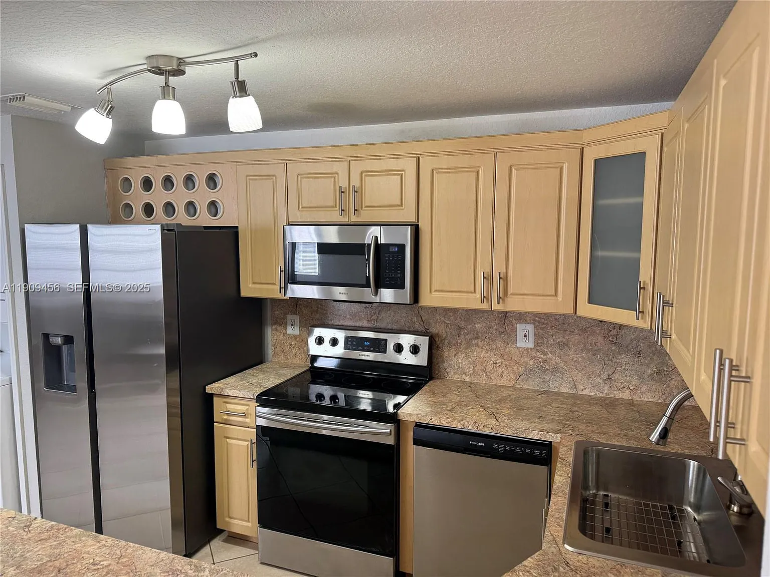 3 bed, 1250 sqft, $2,850 — Photo 1